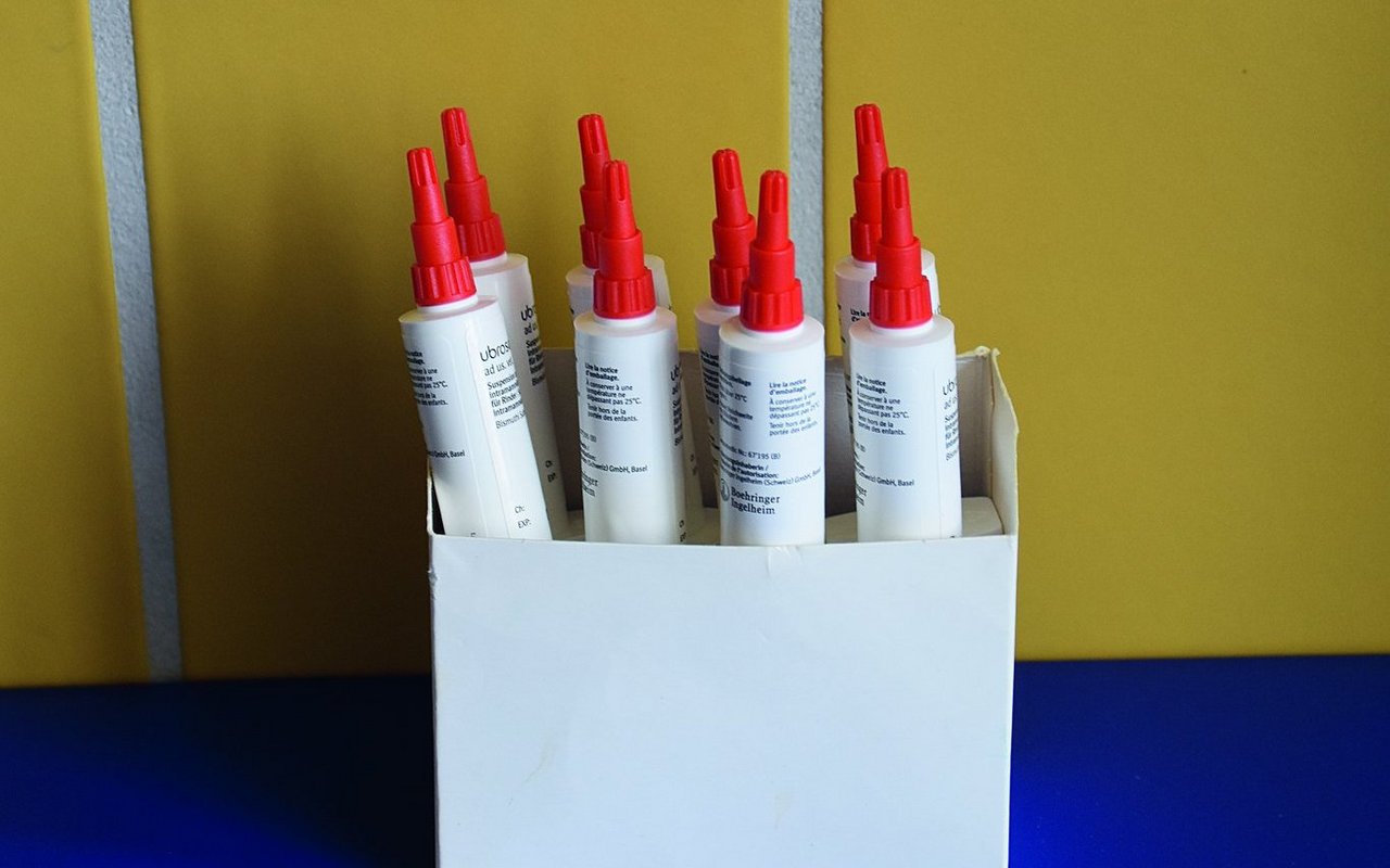 Die Versieglertuben stehen aufgereiht in einem Karton.