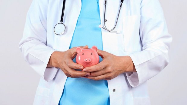 Wer überlegt, ob der Arztbesuch wirklich nötig ist, senkt Gesundheitskosten.