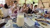 Am liebsten hätte Ignazio Cassis in Knonau eine Kappeler Milchsuppe gegessen, so wie 1529 zum Kappeler Landfrieden. Der Bundespräsident und seine jungen ReisebegleiterInnen erhielten immerhin einen grossen Krug frischer Milch. Momentaufnahme vom 1. August-Brunch 2022.  (Bild: «die grüne» / Jürg Vollmer)