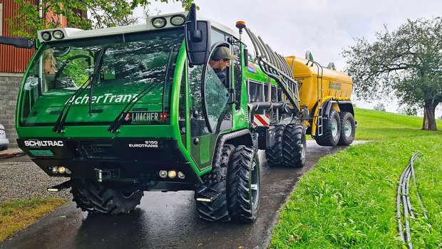 Mit dem kräftigen Schiltrac und dem Transportfass können 19,5 Kubikmeter Gülle auf einmal transportiert werden.