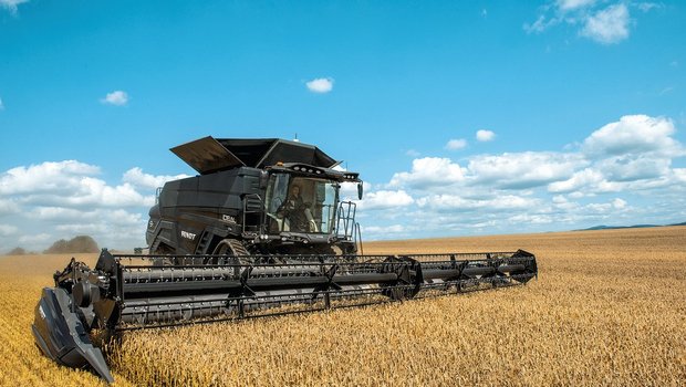 Grüne Halme im Erntegut erschweren die Ernte. Es braucht Können und Fingerspitzengefühl des Fahrers, um den Mähdrescher auf die Situation einzustellen. Bild: zvg