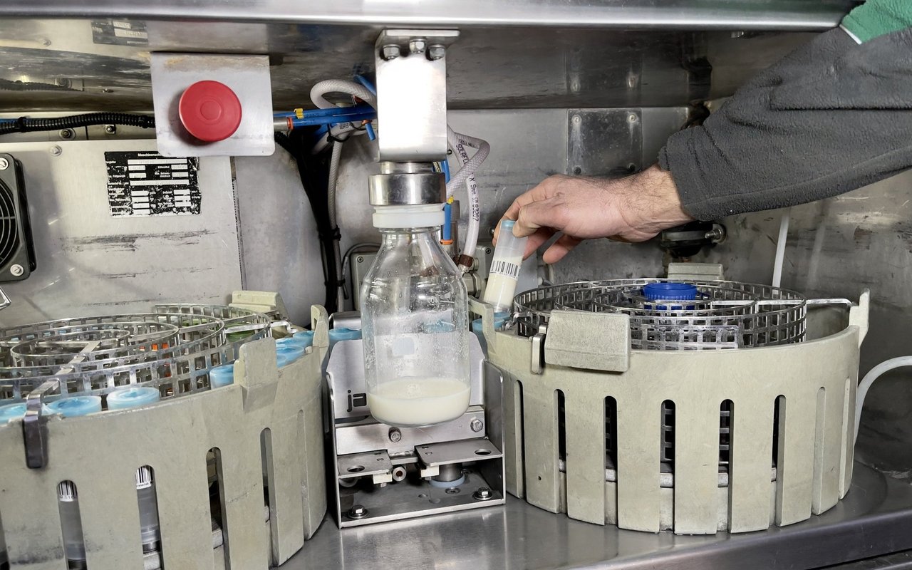 Mobile Qualitätskontrolle im Milchsammelwagen.
