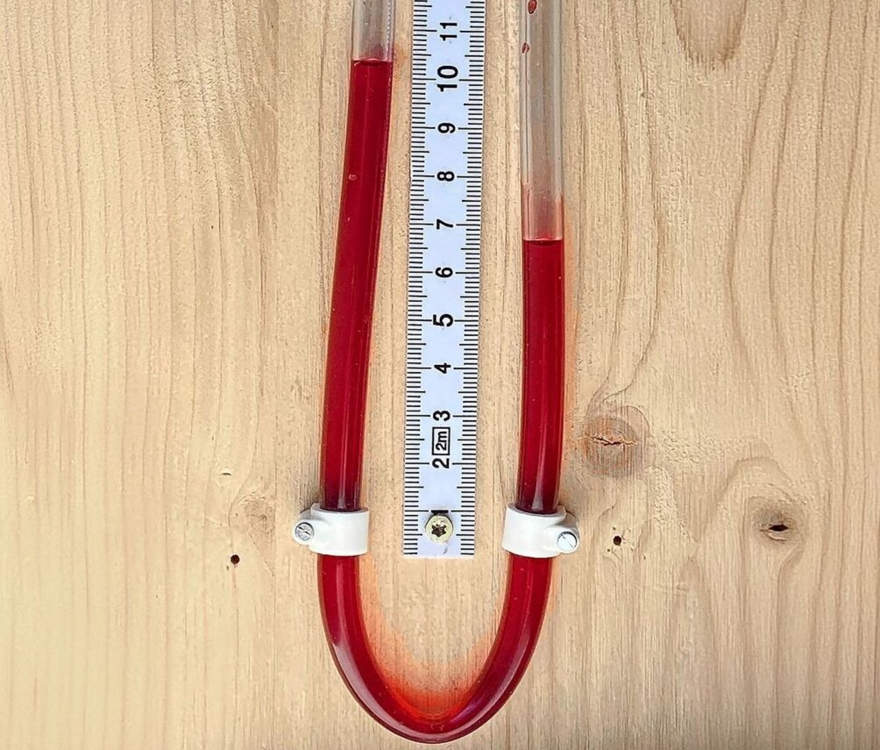 Mit dem selbst gebauten U-Manometer kann der Anlagedruck gemessen werden.