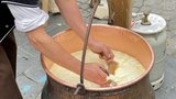 Am Cheese-Festival in Thun BE können die Besucher in einer mobilen Schaukäserei dem Käser bei der Arbeit zuschauen.  (Bild: «die grüne» / Jürg Vollmer)