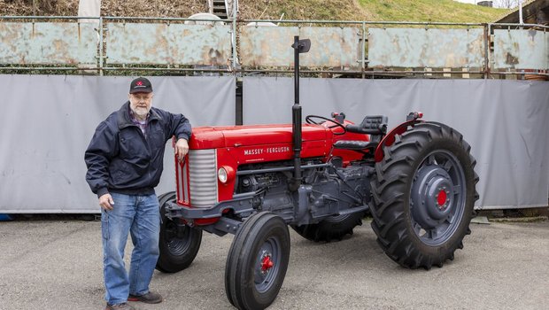 Ernst Reich mit seinem Massey Ferguson 65.  (Bild: «die grüne» / Gian Vaitl)