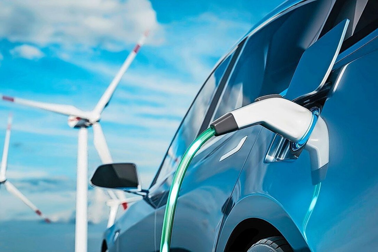 Ein Bericht von energie-cluster.ch hält fest, dass Fahrzeug-Akkus einen wesentlichen Anteil zur Stabilisierung des Stromnetzes leisten können.