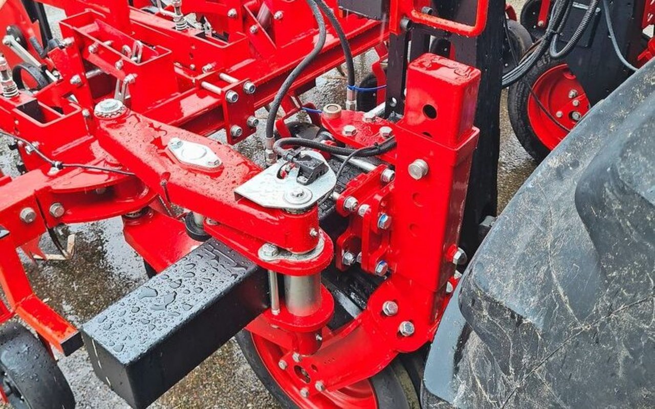 Die Lenkimpulse am Steketee/Lemken-Hackgerät werden mit einem Lenkzylinder am Lenkrahmen ausgeführt.