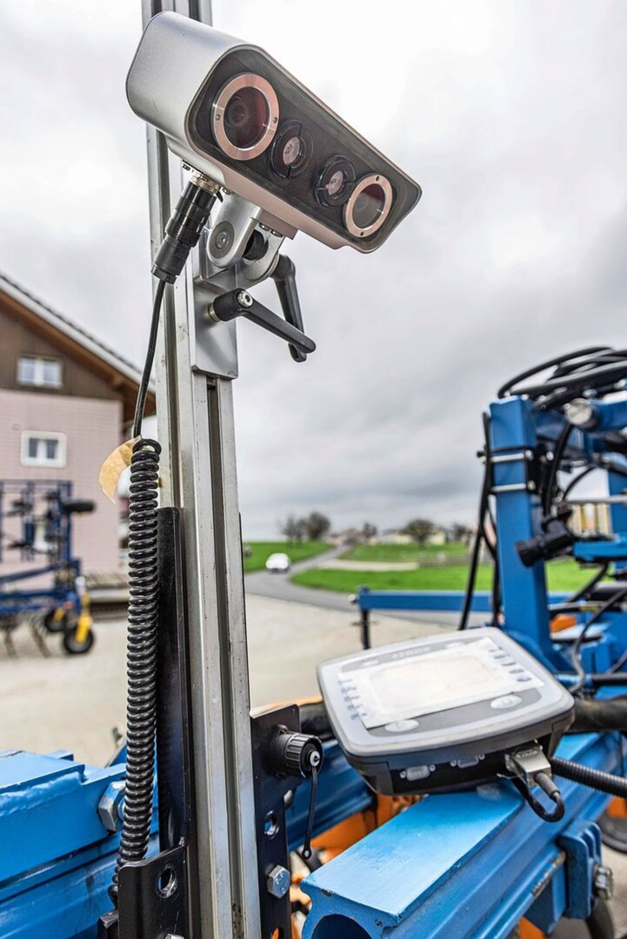 Die Kamera steuert den Verschieberahmen des Hackgeräts; GPS zur Spurführung ist nicht nötig.