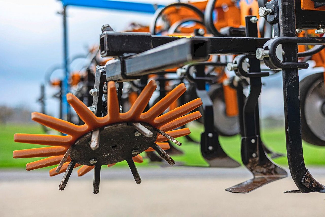 Viele Hackgeräte lassen sich individuell erweitern, zum Beispiel mit flachen Gänsefussscharen, Winkelmessern oder Fingerrädern für das Hacken innerhalb der Reihe.