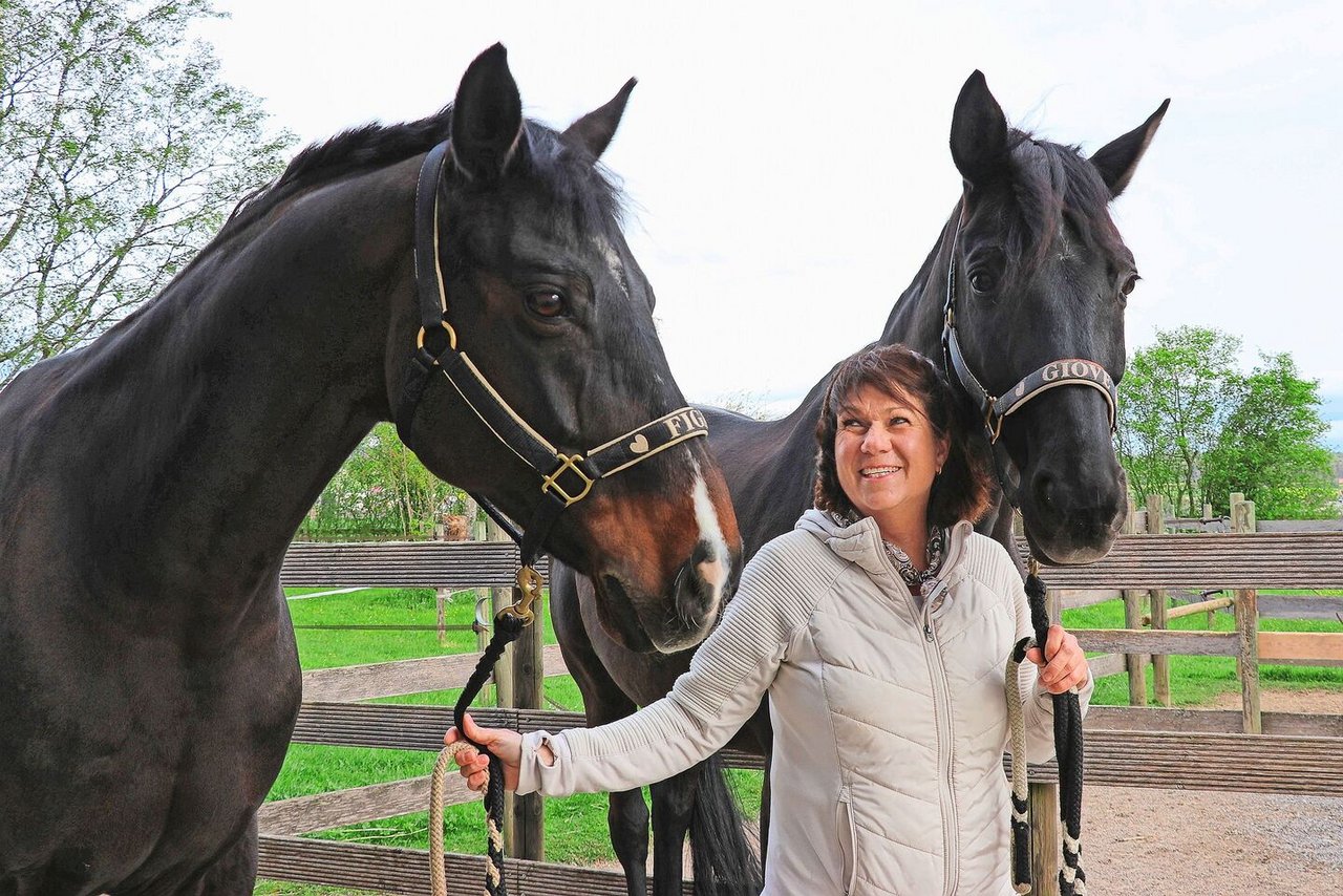 Esther Bickel betreut 18 Pferde, darunter ihre beiden eigenen. Mit dem Equigarde-Lehrgang hat sie die berufsunabhängige fachspezifische Ausbildung absolviert.