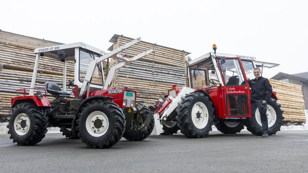 Andreas Beeler mit seinen Schilter-Traktoren.  (Bild: «die grüne» / Gian Vaitl)