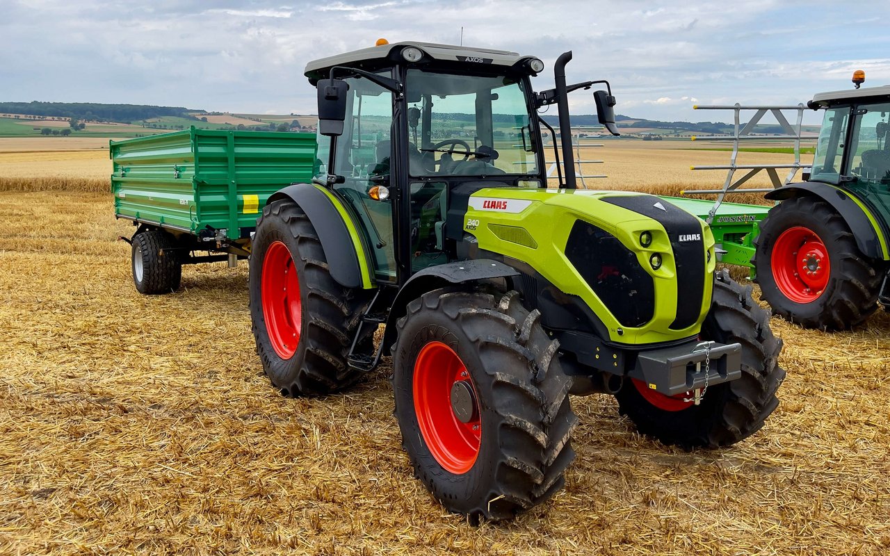 Claas Axos 240 Kompakt-Traktor auf dem Feld.