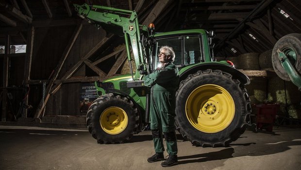 Peter Zutter schätzt seinen komfortablen John Deere 6320.  (Bild: «die grüne» / Pia Neuenschwander)