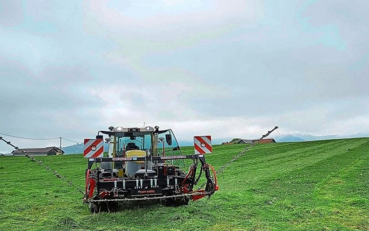 Die drei Balken des Mähwerks können einzeln angehoben und eingeschaltet werden.