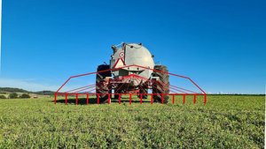 Am 1. Januar 2024 tritt das neue Schleppschlauch-Obligatorium in Kraft. Höchste Zeit, sich zu überlegen, wie man sein altes Güllefass mit Schleppschlauch aufrüsten und dadurch weiter nutzen kann.