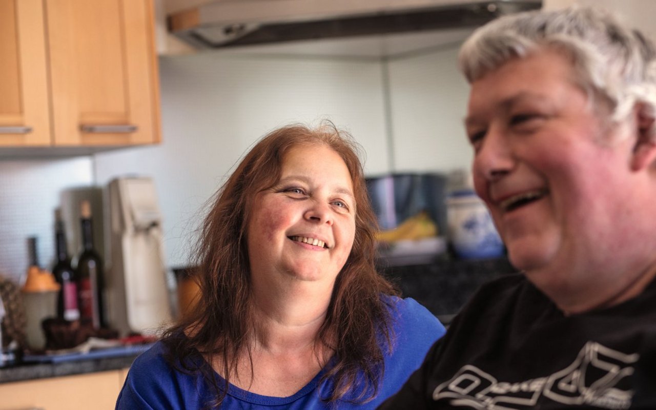 Esther und Philip Geiser haben ein enges Verhältnis zu Tochter Sonja. Die drei arbeiten eng zusammen, leben aber in getrennten Wohnungen. Bild: Pia Neuenschwander