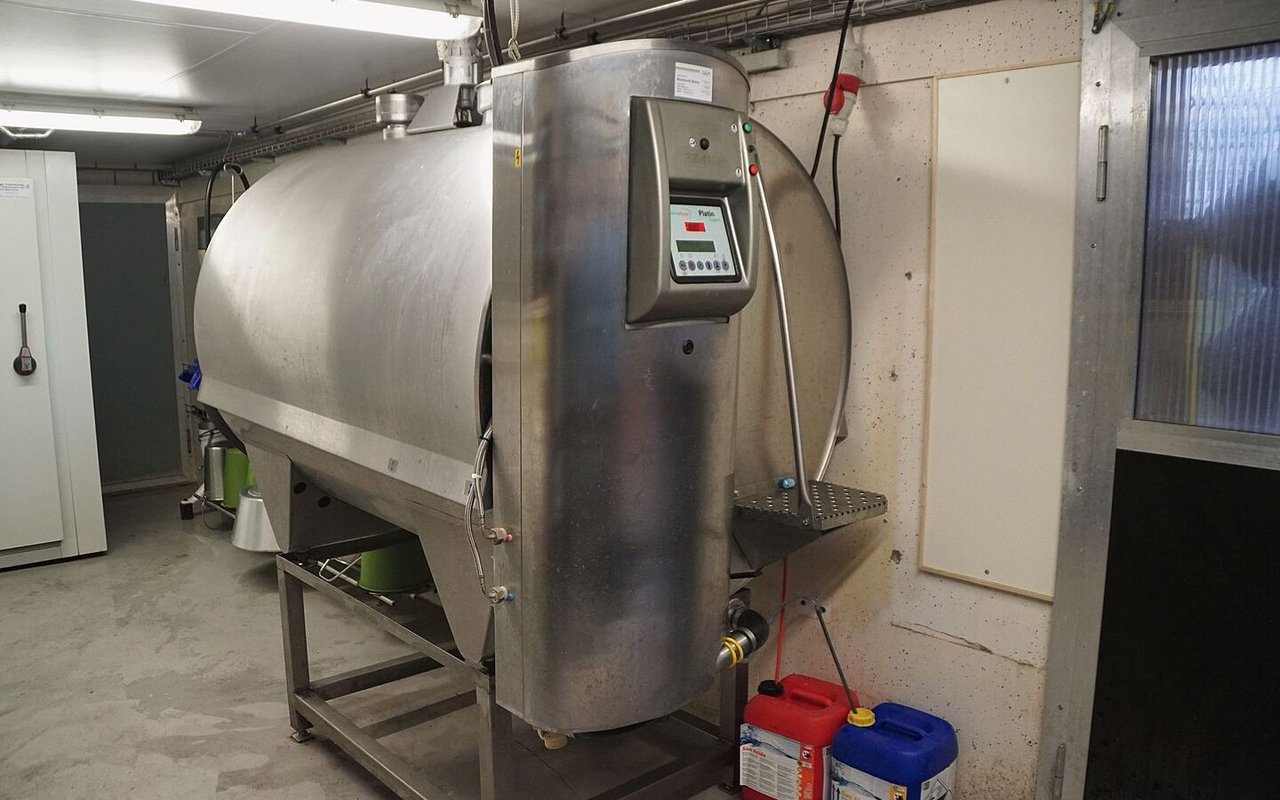 Der 2100 Liter fassende Milchtank auf dem Hof Wagenburg.
