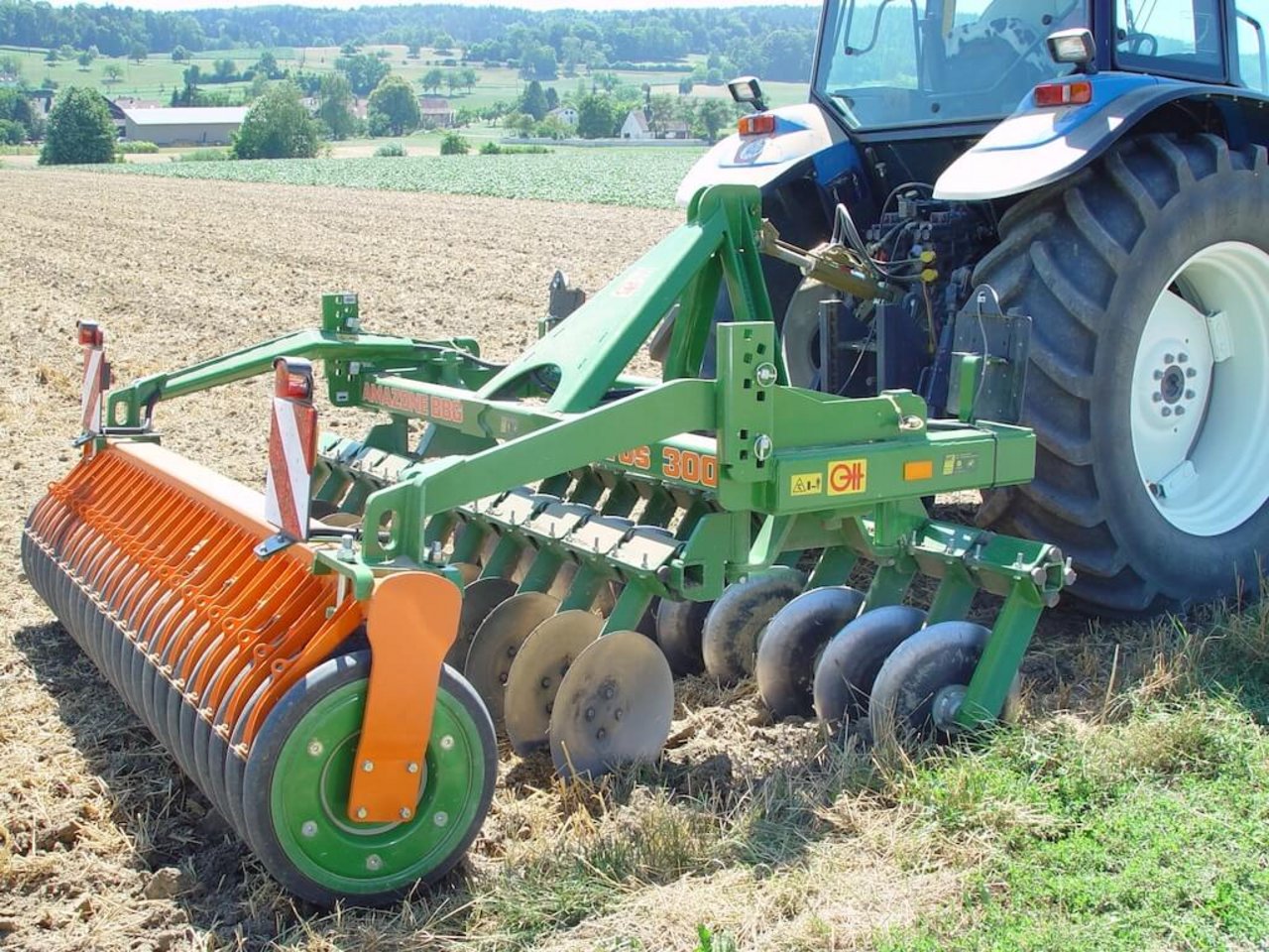 Mechanische Stoppelbearbeitung  mit der Scheibenegge reduziert auch die Eier des Drahtwurmes. Bild: Manuel Peter