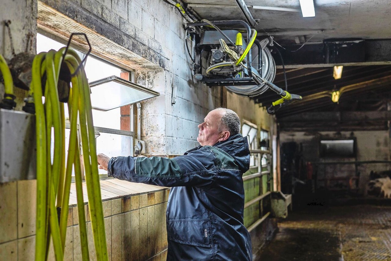 Die Fenster sind offen, damit die Luftfeuchtigkeit entweichen kann und der Stall nach der Reinigung rasch wieder komplett trocken wird.
