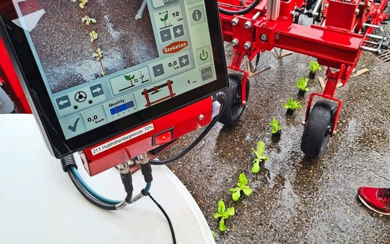 Das Hackgerät von Steketee/Lemken erkennt Pflanzenreihen mit einer Kamera. Das Bild des Bodens wird im Terminal erkannt und das Gerät entsprechend gelenkt.