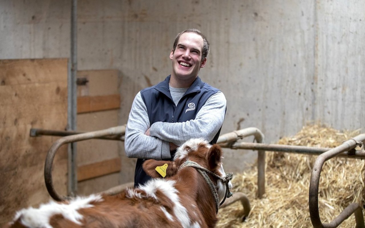 Young Farmer Matthias Zaugg lebt auf einem denkmalgeschützten Hof. Bild: Pia Neuenschwander