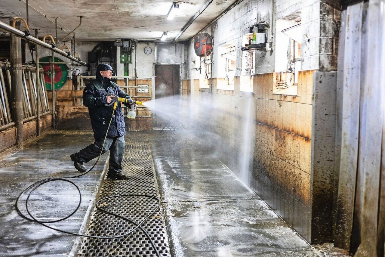 Nach dem Befeuchten sprüht Martin Abderhalden einen Schaumreiniger auf. Dieser haftet gut an den Wänden und löst den Schmutz.