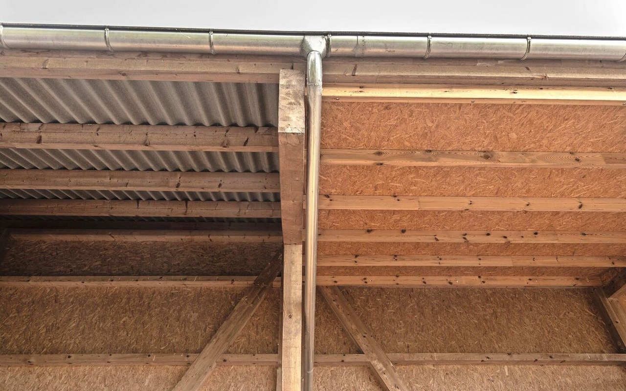 Links Dach mit Photovoltaik, rechts Unterdach mit OSB-Platten.