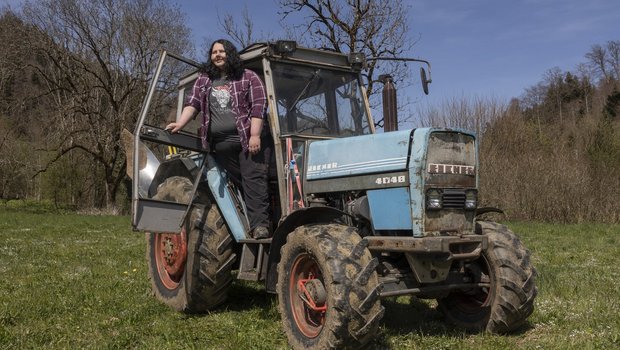 Sonja Feldmann mit ihrem Eicher 4048 Allrad  (Bild: «die grüne» / Pia Neuenschwander)