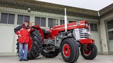 Hansueli Iseli fährt mit seinem Traktor auch gerne an Oldtimer-Treffen.  (Bild: Gian Vaitl / «die grüne»)