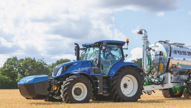 New Holland T6.180 Methane Power im Einsatz mit dem Güllefass.