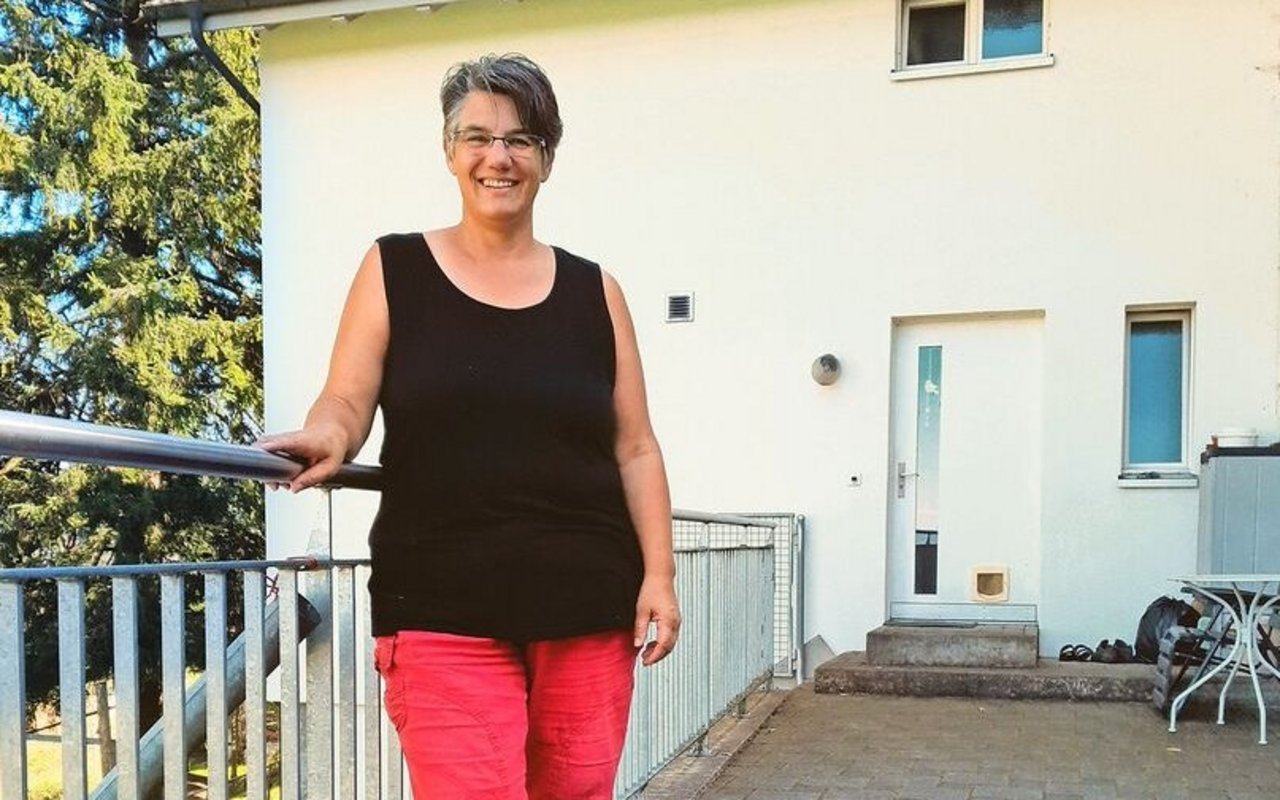 Die diplomierte Bäuerin Sandra Schmid Koch auf dem Betrieb in Uezwil.