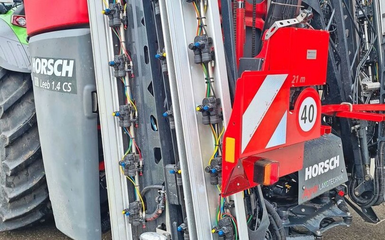 Feldspritze kann mit Einzeldüsenschaltung Pflanzenschutzmittel einsparen.