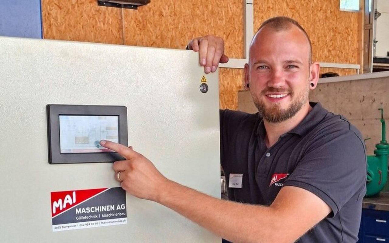 Joel Mai mit der neuen Anlagensteuerung.