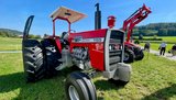 Die nach Fendt erfolgreichste Traktoren-Marke der GVS Agrar ist Massey Ferguson – an der an der «AgriEmotion» Freiland-Ausstellung angeführt von einem historischen MF 1155 aus dem Jahre 1973 mit 8,9 Liter Hubraum und 156 PS Leistung.
  (Bild: «die grüne» / Jürg Vollmer)