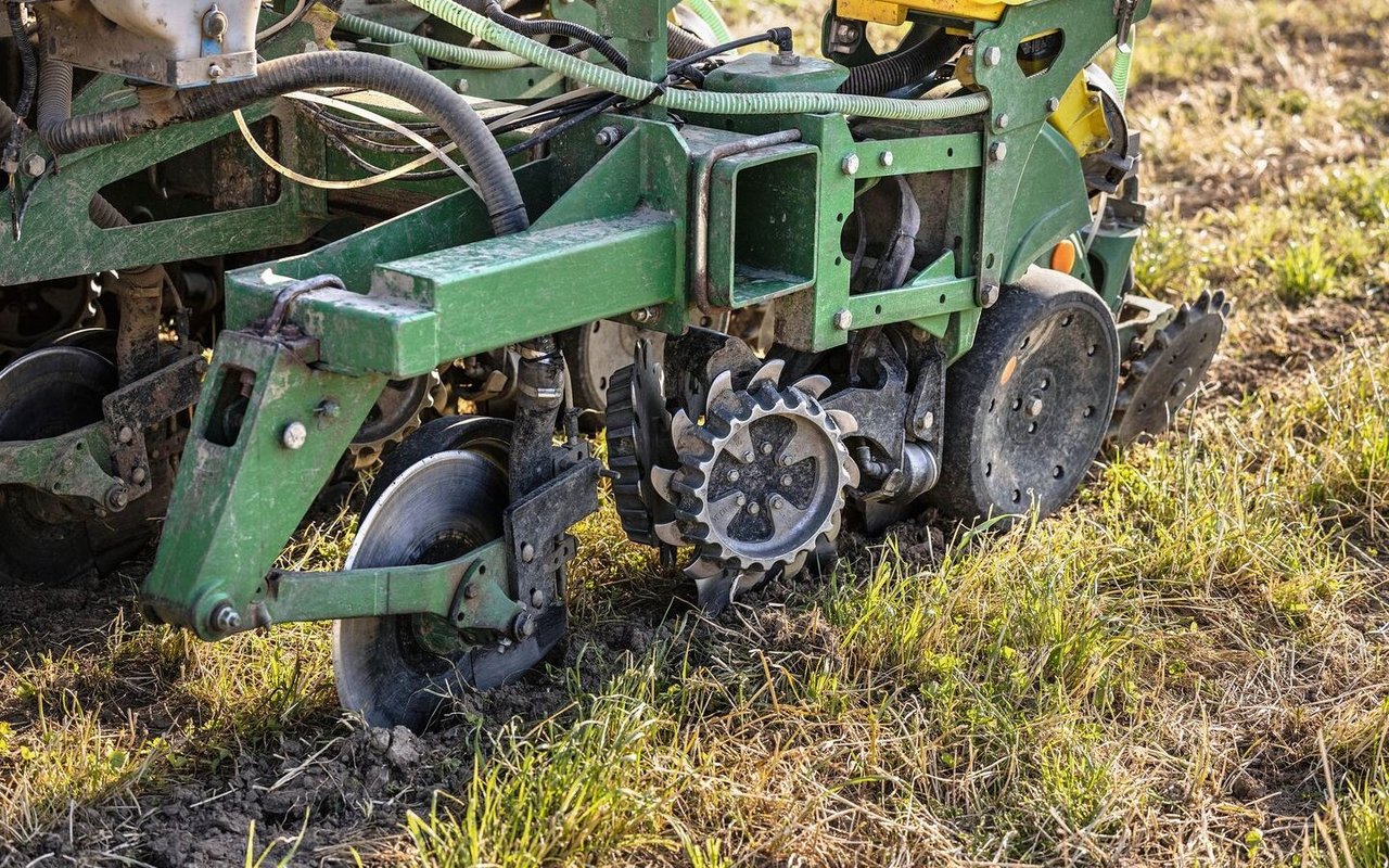 Damit die Säreihen mit den mit der vorherigen Streifenlockerung übereinstimmen, erfolgt die Spurführung über RTK-GPS.