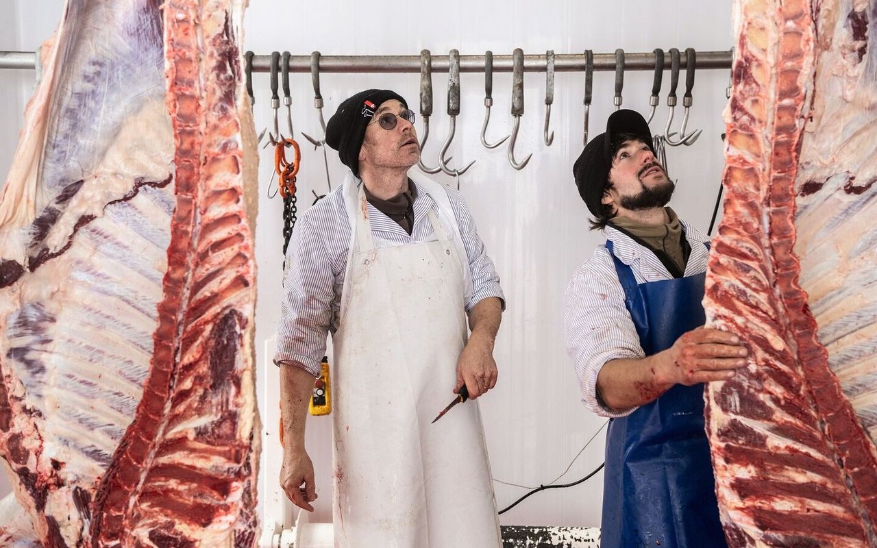 Peter Sprecher (links) und Andreas Trepp schauen sich die Schlachthälften im Schlachtraum an..