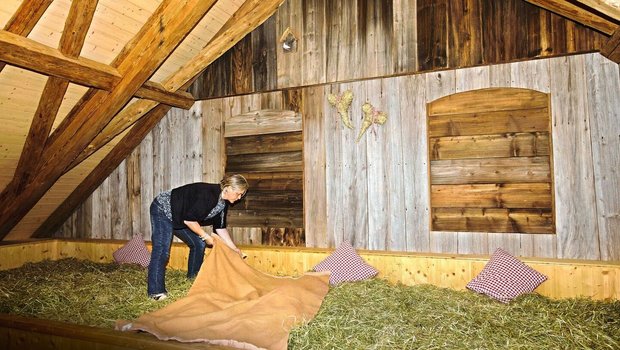 Margrit Odermatt richtet die Heubetten für die Gäste her.